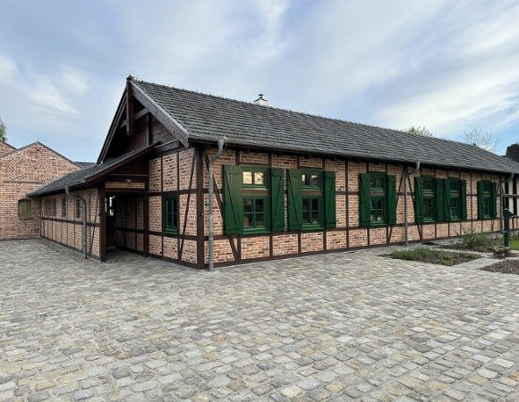 Od 1 maja można już zwiedzać Muzeum Starych Narzędzi i Maszyn Gaspar, mieszczące się na Szczepankowie, fot. materiały Muzeum. Niski, podłużny budynek Muzeum Gaspar wykonany z czerwonej cegły z zielonymi okiennicami.