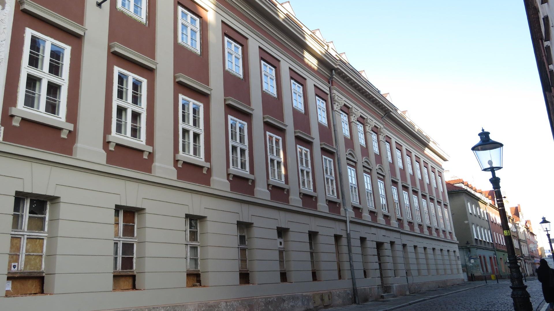Nareszcie po wielu latach opuszczenia remontu doczekał się Pałac Mielżyńskich. Nowy właściciel rozpoczął prace renowacyjne i adaptacyjne