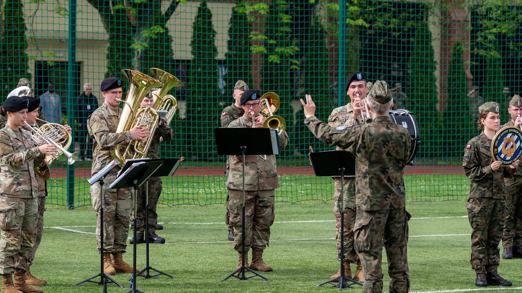 Galeria zdjęć przedstawia uroczyste przekazanie dowództwa V Korpusu US Army w Camp Kościuszko w Poznaniu.