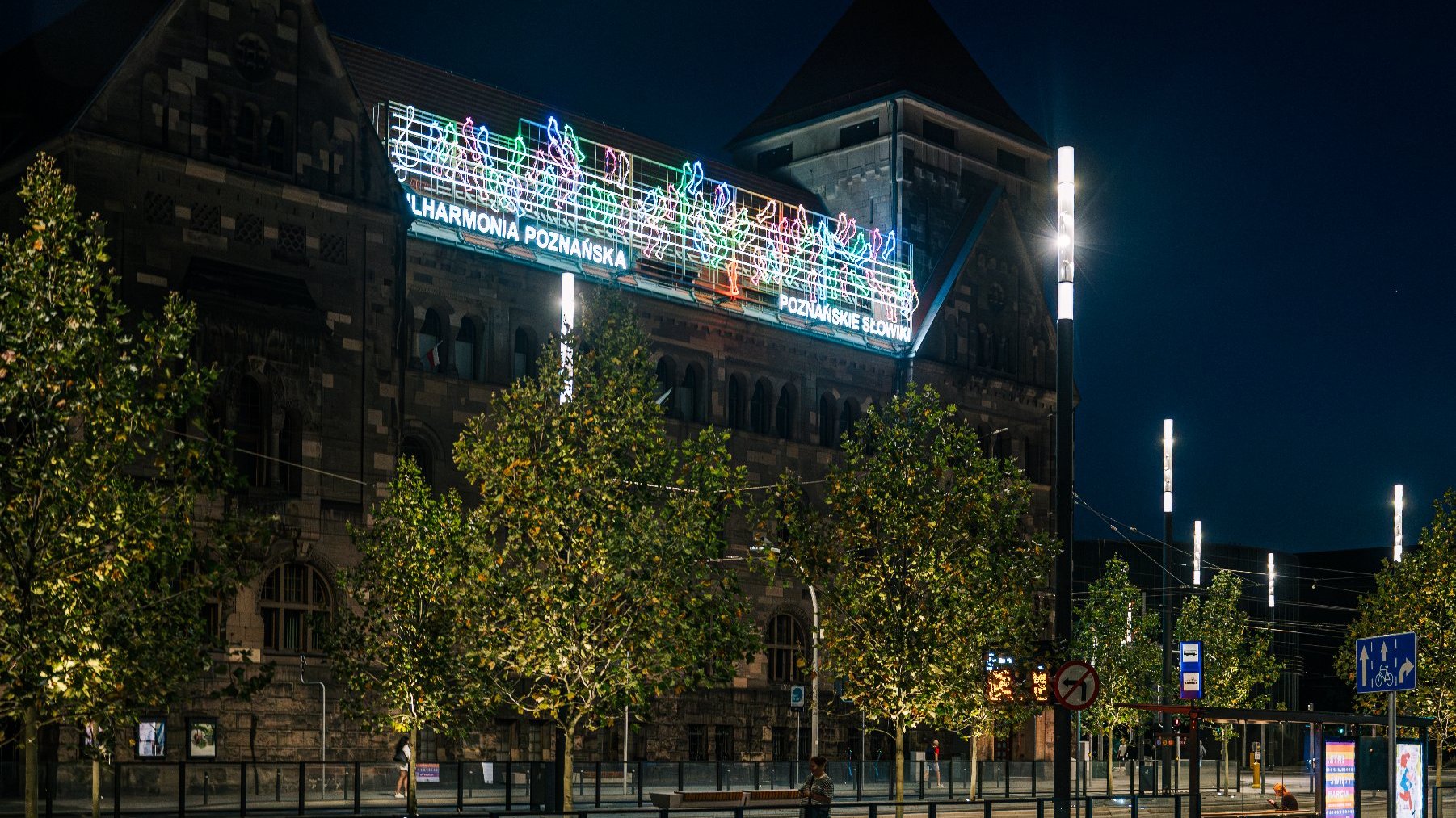 Na zdjęciu neon na budynku filharmonii