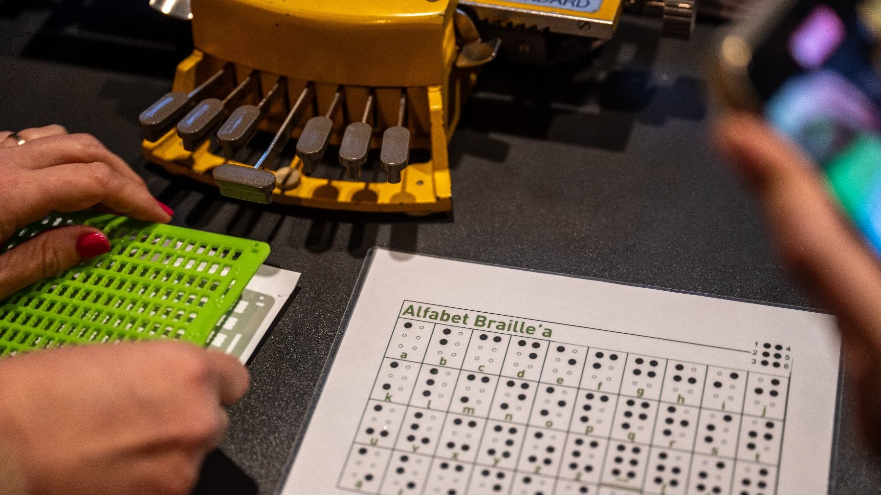 Na zdjęciu maszyna do pisania w alfabecie Braille'a