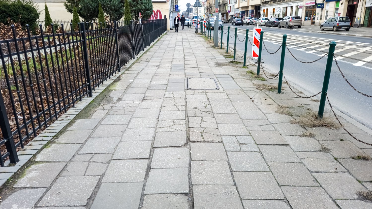 Galeria zdjęć chodnika przy ul. Dąbrowskiego przed remontem