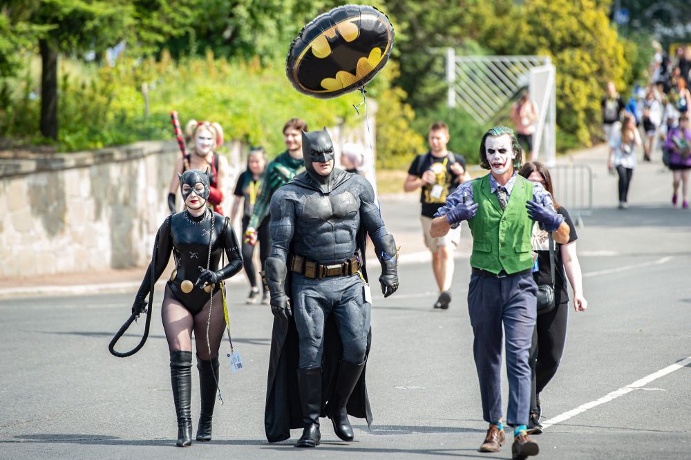 Ulicą obok MTP idą trzy osoby przebrane za postacie znane z uniwersum "Batmana" - jest wśród nich Kobieta Kot, Batman i Joker. Jedna z postaci niesie balon ze znakiem Batmana. - grafika artykułu