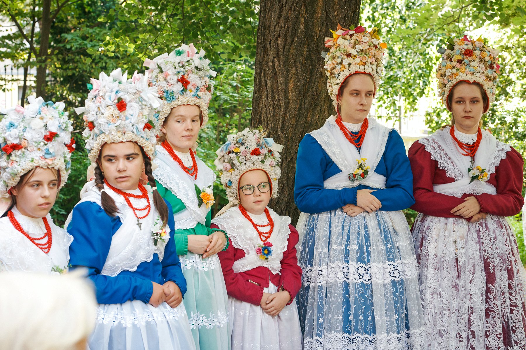 Młode kobiety ubrane w kolorowe, tradycyjne stroje bamberskie. - grafika artykułu