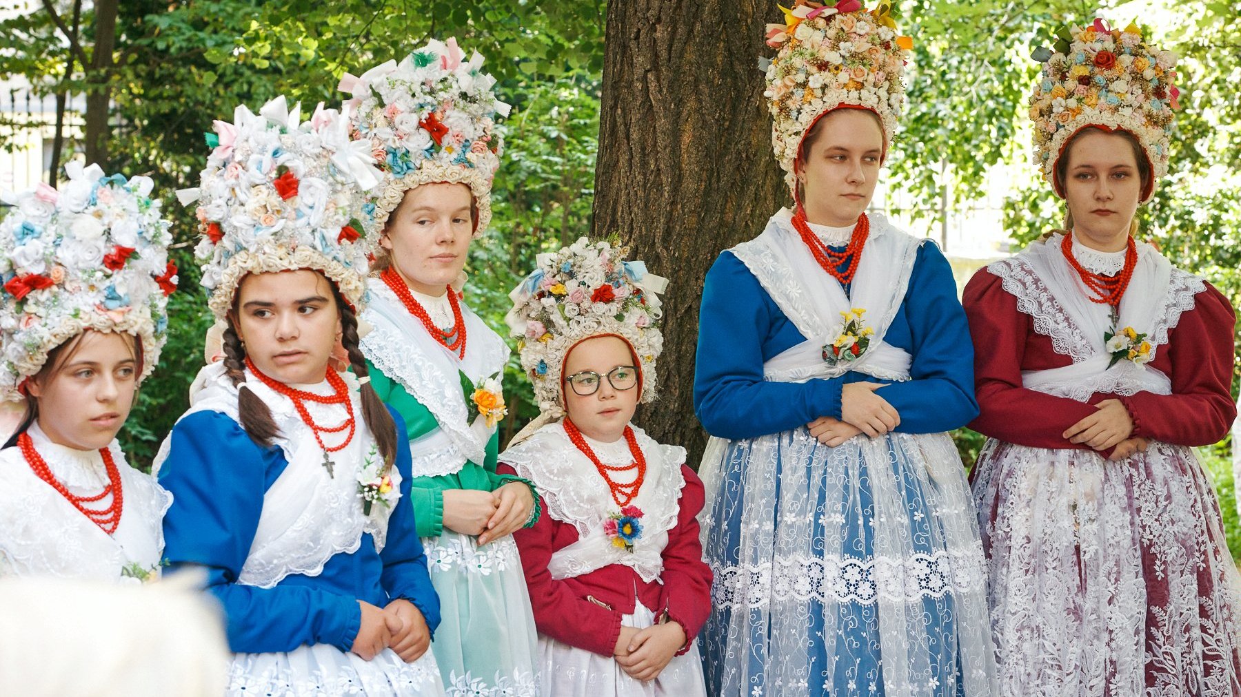 Młode kobiety ubrane w kolorowe, tradycyjne stroje bamberskie.