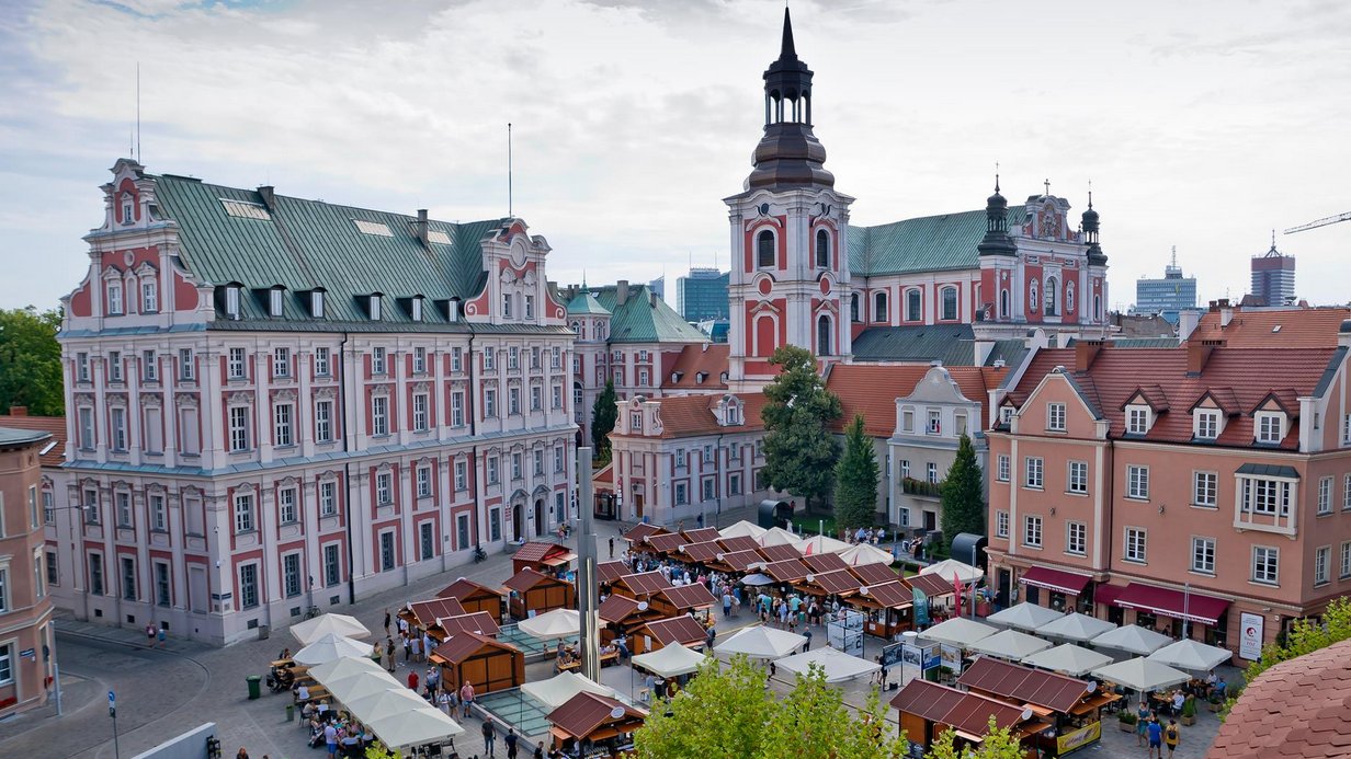 Zdjęcie placu Kolegiackiego, na którym rozstawiono stragany.