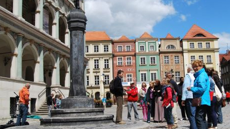 Grupa wycieczkowa przed poznańskim ratuszem.