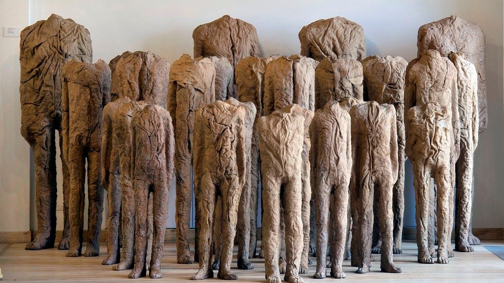 Photo of Magdalena Abakanowicz's work - several sculptures of figures without heads