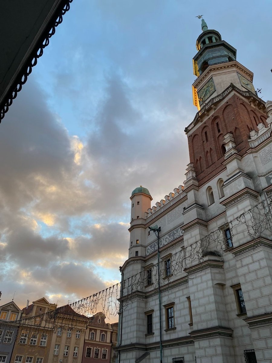 City hall building on the old market square, sky and clouds in the background - grafika artykułu