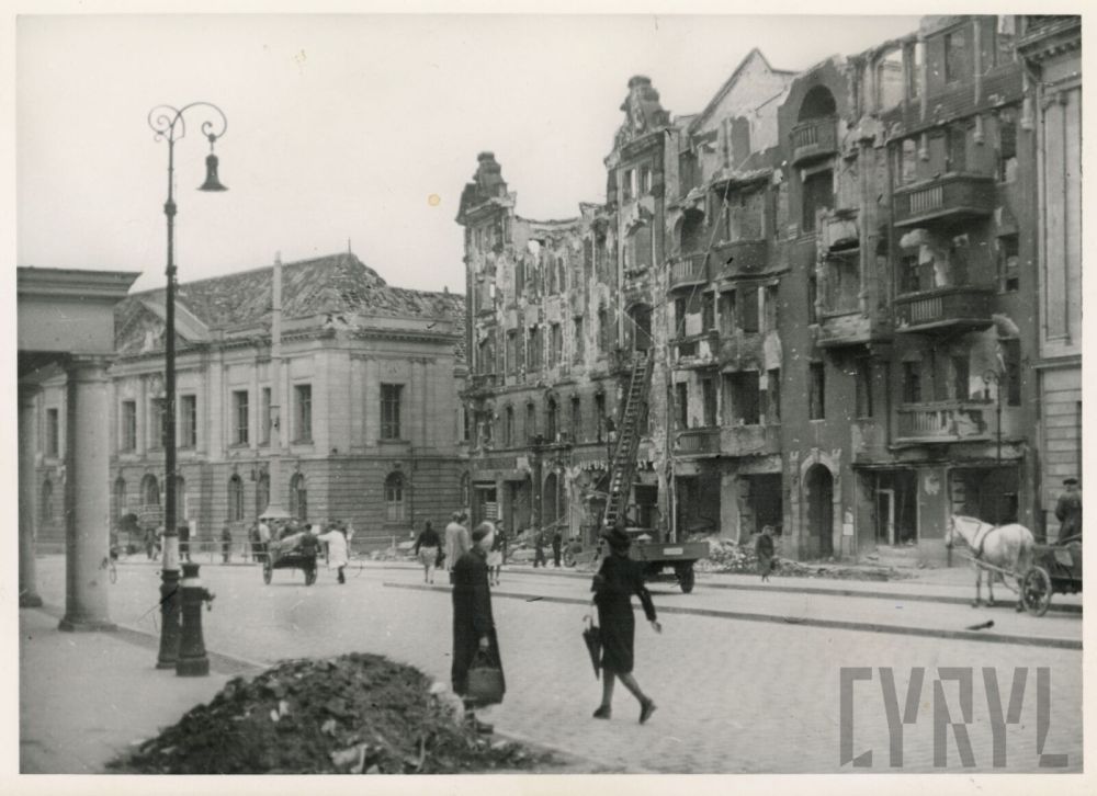 Gmach Muzeum Wielkopolskiego (ob. Muzeum Narodowego w Poznaniu) oraz zniszczone w czasie walk o Poznań piętrowe domy i kamienice we wschodniej pierzei Al. Marcinkowskiego, fot. Roman Stefan Ulatowski, 1945, ze zbiorów Biura Miejskiego Konserwatora Zabytków/CYRYL .