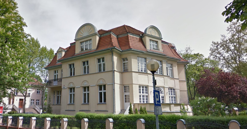 Budynek kamienicy, w której mieści się siedziba CUW w Poznaniu od strony Parku Stanisława Moniuszki