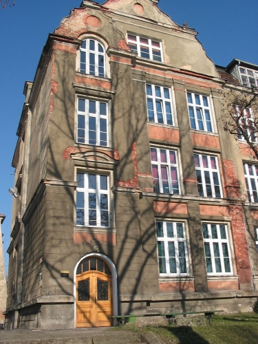 Budynek Ośrodka Szkolno-Wychowawczego przed remontem