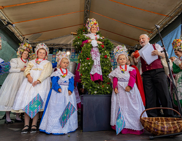 Wydarzenia festiwalu skupiać się będą na 1000-leciu koronacji Bolesława Chrobrego/ fot. Sławek Wąchała Na zdjęciu kilka osób w strojach Bambrów, w centrum kobieta z wiadrami wody i wieńcem na szyi