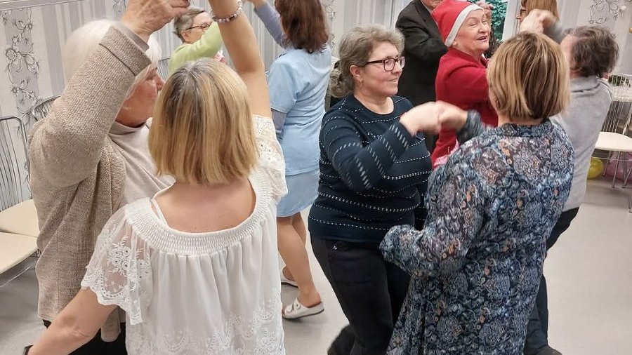 Wspólny taniec do melodii walca.