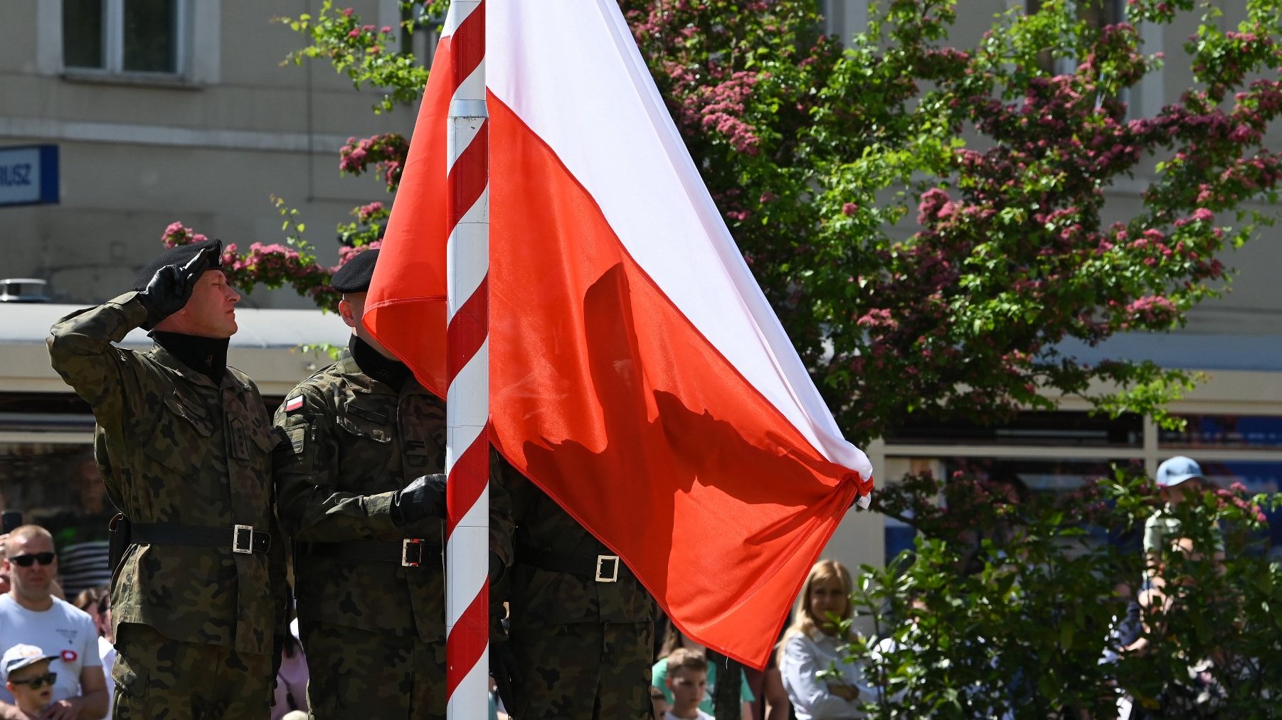 Na zdjęciu żołnierze podnoszący flagę