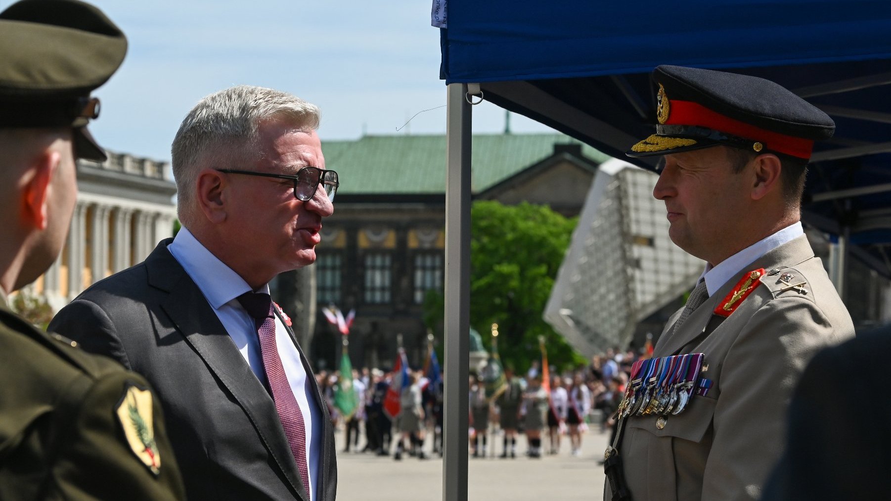 Na zdjęciu prezydent Poznania rozmawiający z żołnierzem