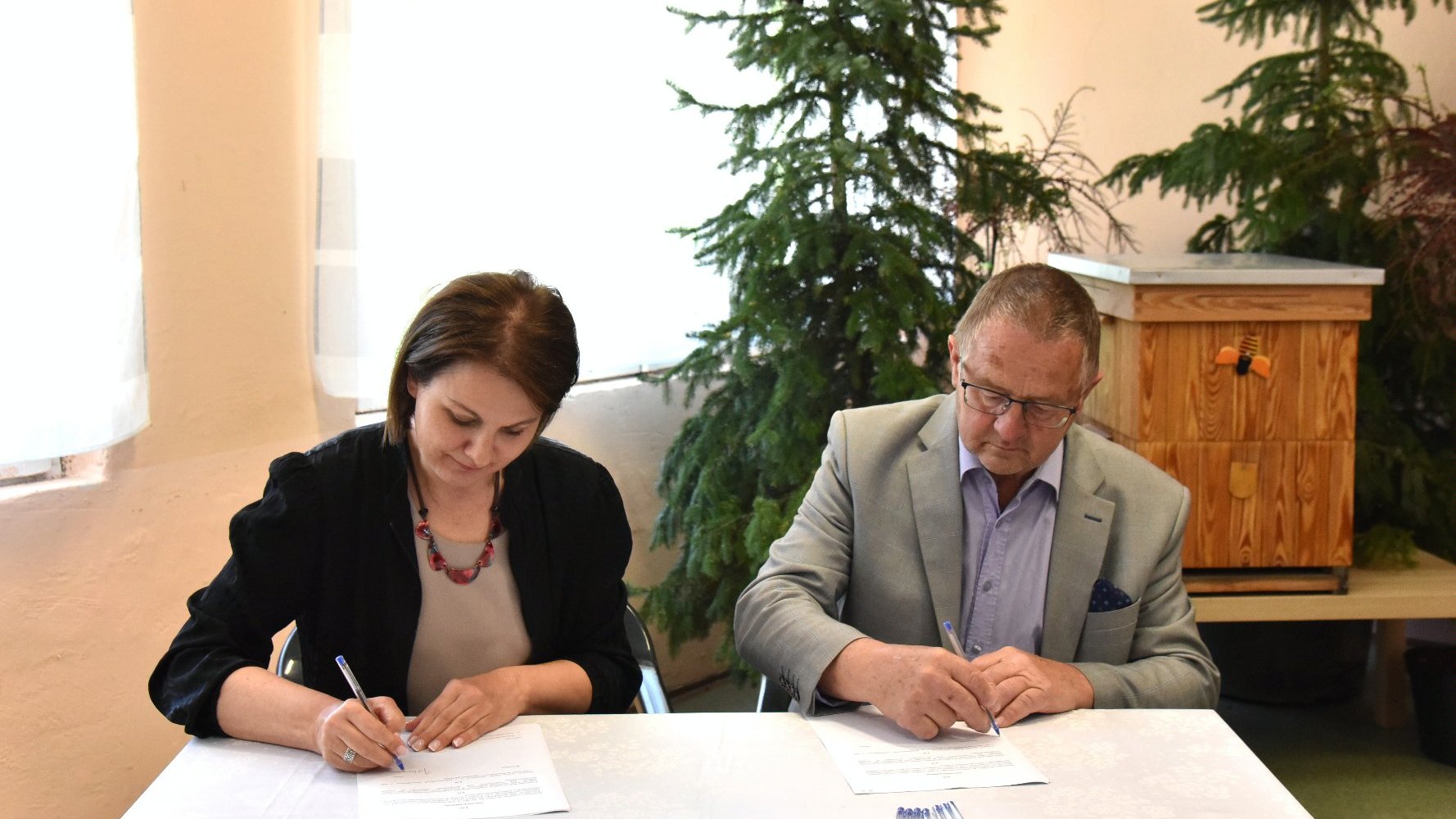 Zdjęcie przedstawia dyrektorkę miejskiego wydziału i prezesa jednego z ROD podpisujących umowę.