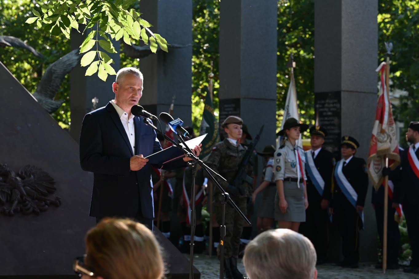 Na zdjęciu zastępca prezydenta Poznania przy mikrofonie - grafika artykułu