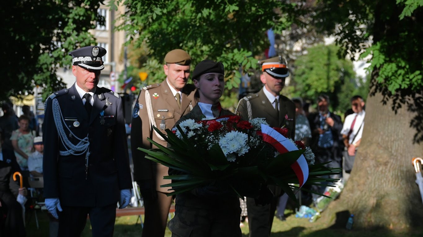 Na zdjęciu mundurowi skłdający kwiaty