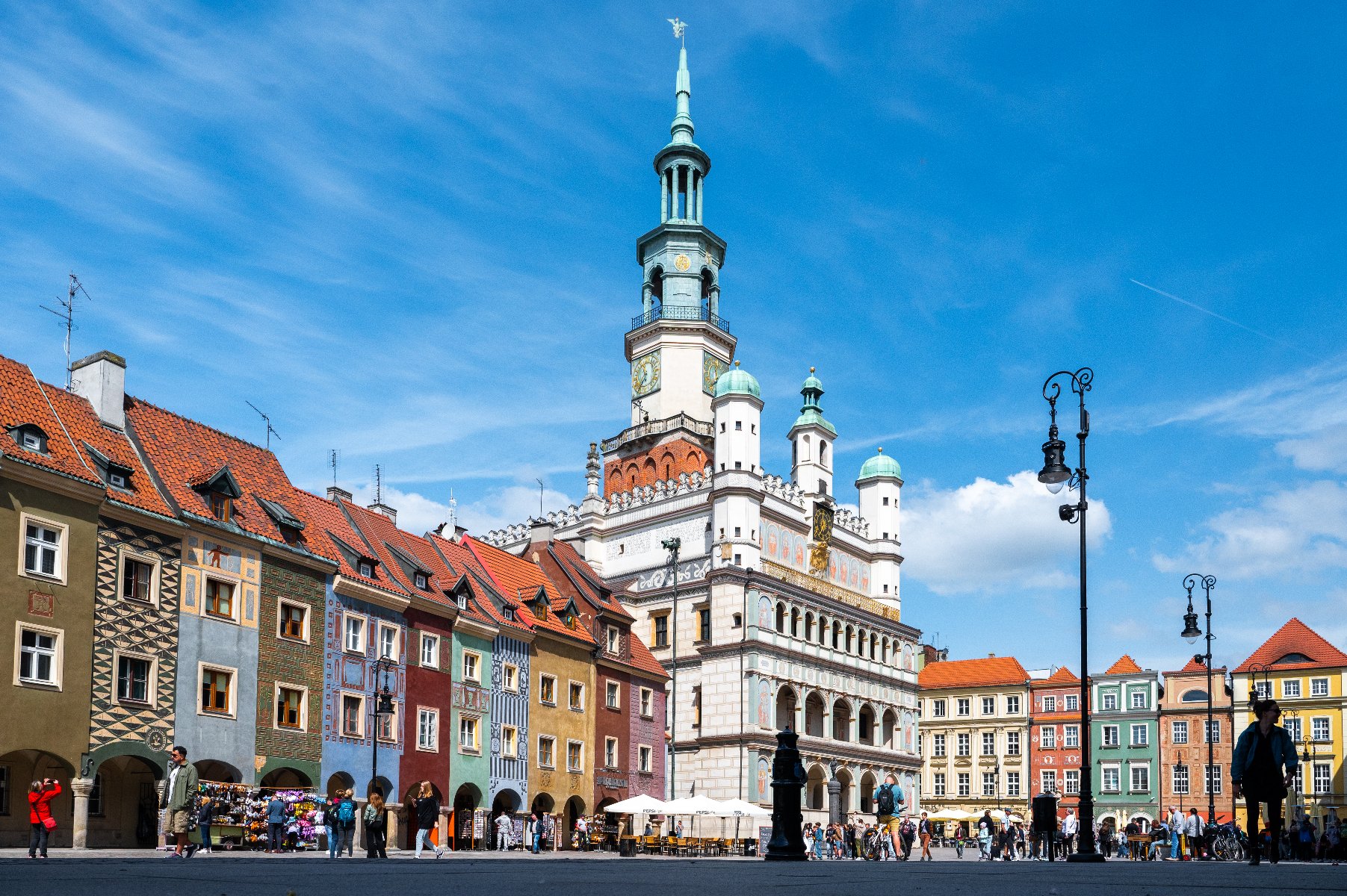 Na zdjęciu Stary Rynek w Poznaniu, w centrum widać Ratusz - grafika artykułu