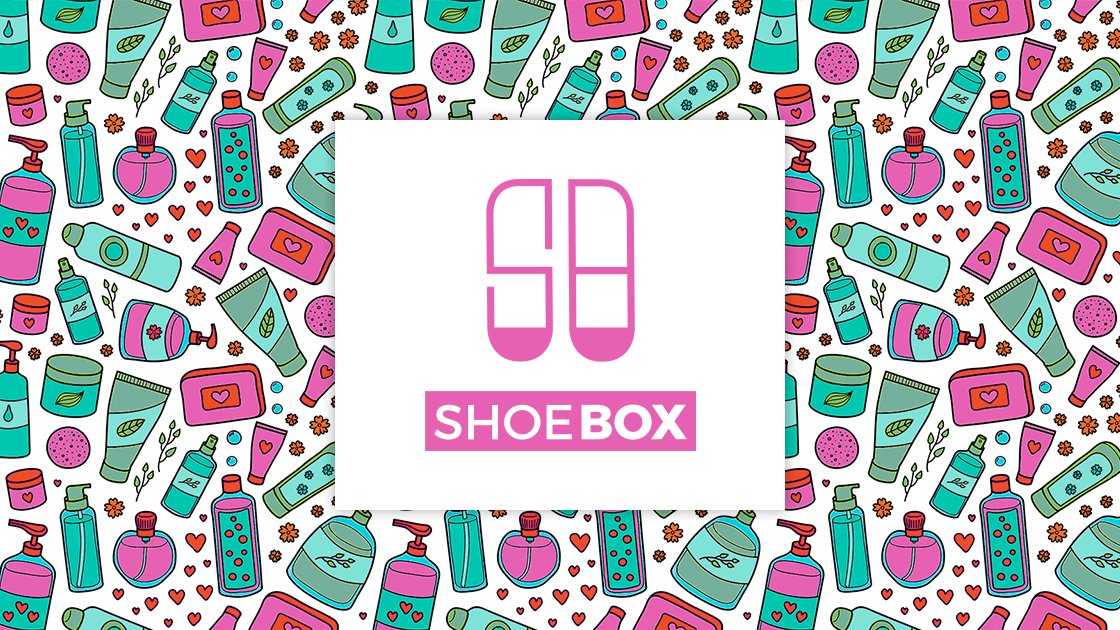 Logotyp akcji Shoebox. W tle znajdują się ilustracje różnych kosmetyków.