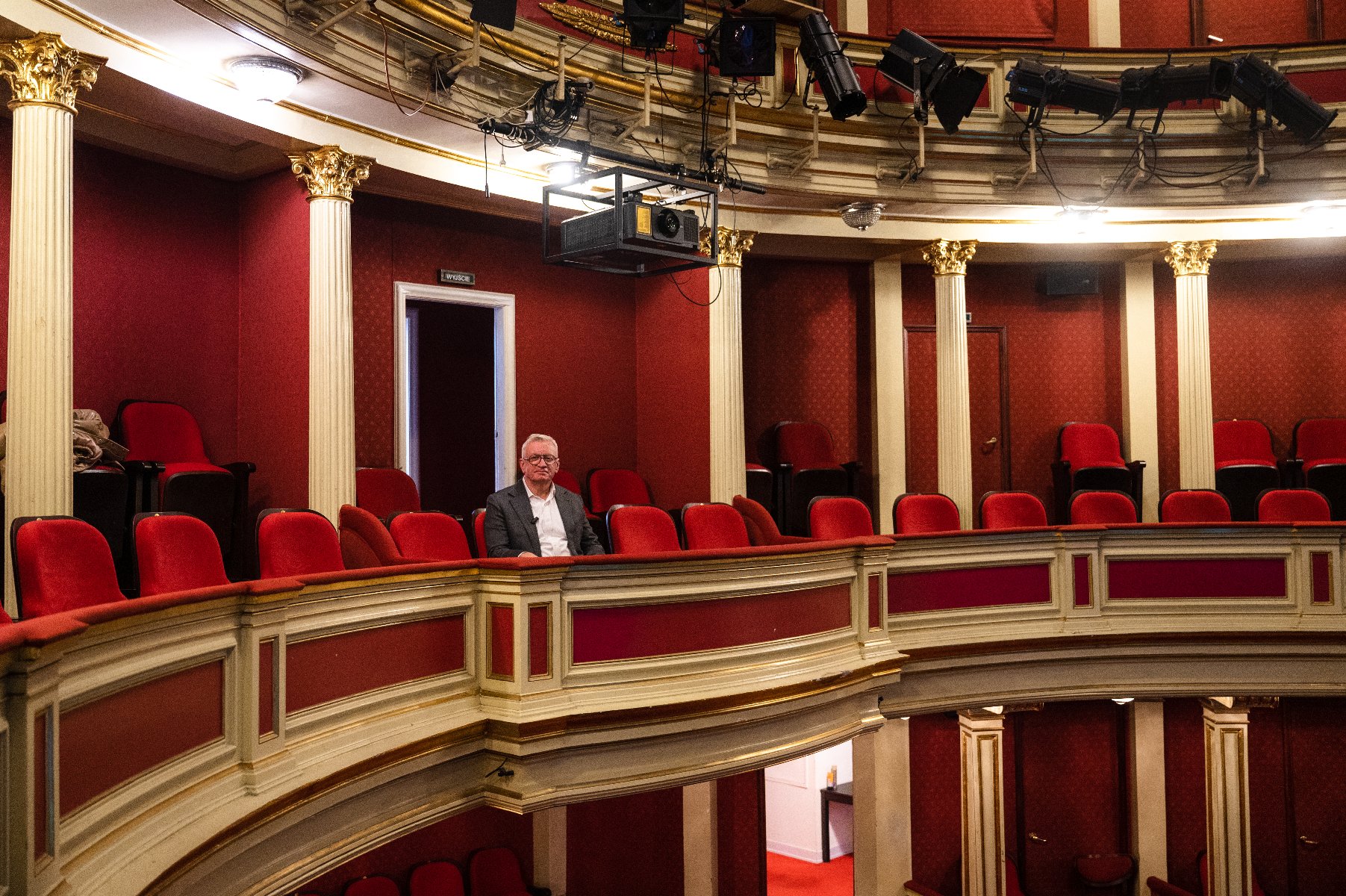 Na zdjęciu prezydent Poznania siedzący na widowni teatru, w loży - grafika artykułu