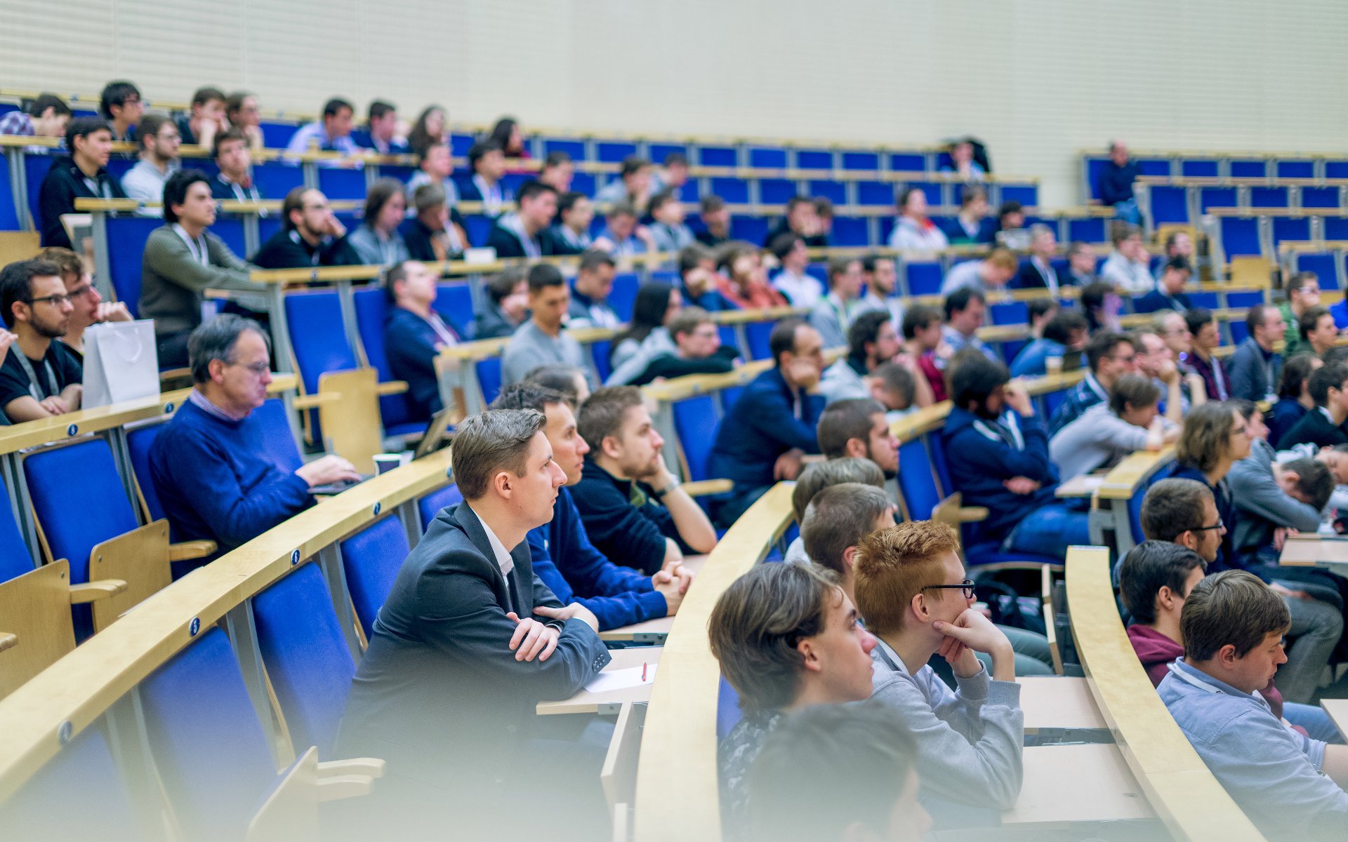 Zdjęcie - Studenci siedzą na sali wykładowej. - grafika artykułu