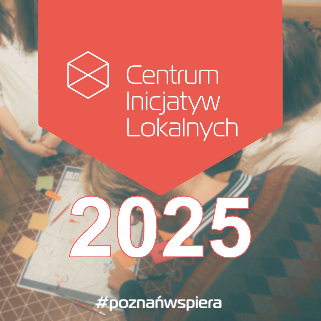 Czerwone logo w kształce sześcianu z napisem Centrum Inicjatyw Lokalnych u góry strony. Poniżej dużymi literami rok: 2025. W tle zdjęcie ludzi wokół stolika z planszą miasta. - grafika artykułu