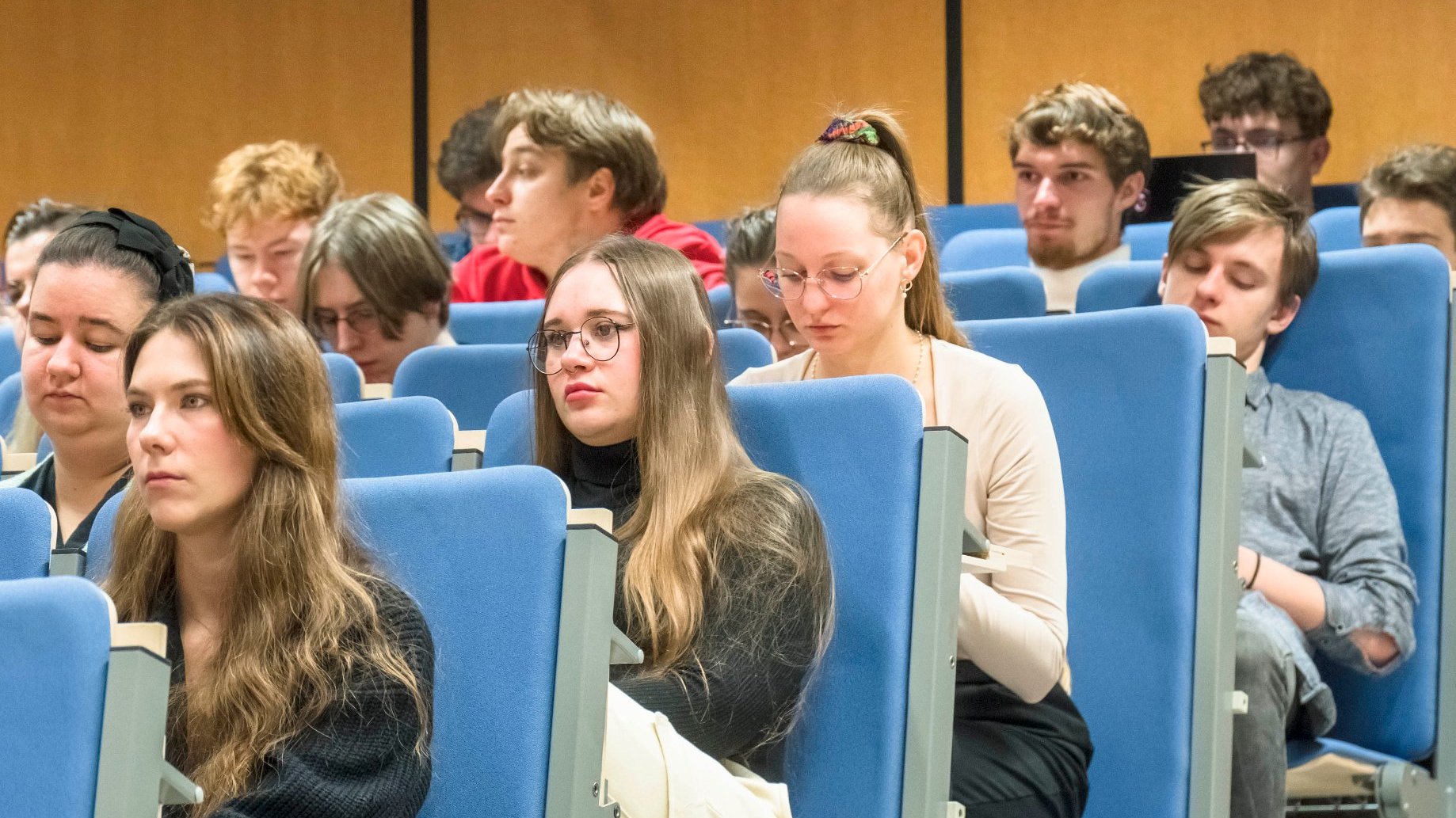 Na zdjęciu sala konferencyjna. Ludzie siedzą na krzesłach i słuchają wykładów.