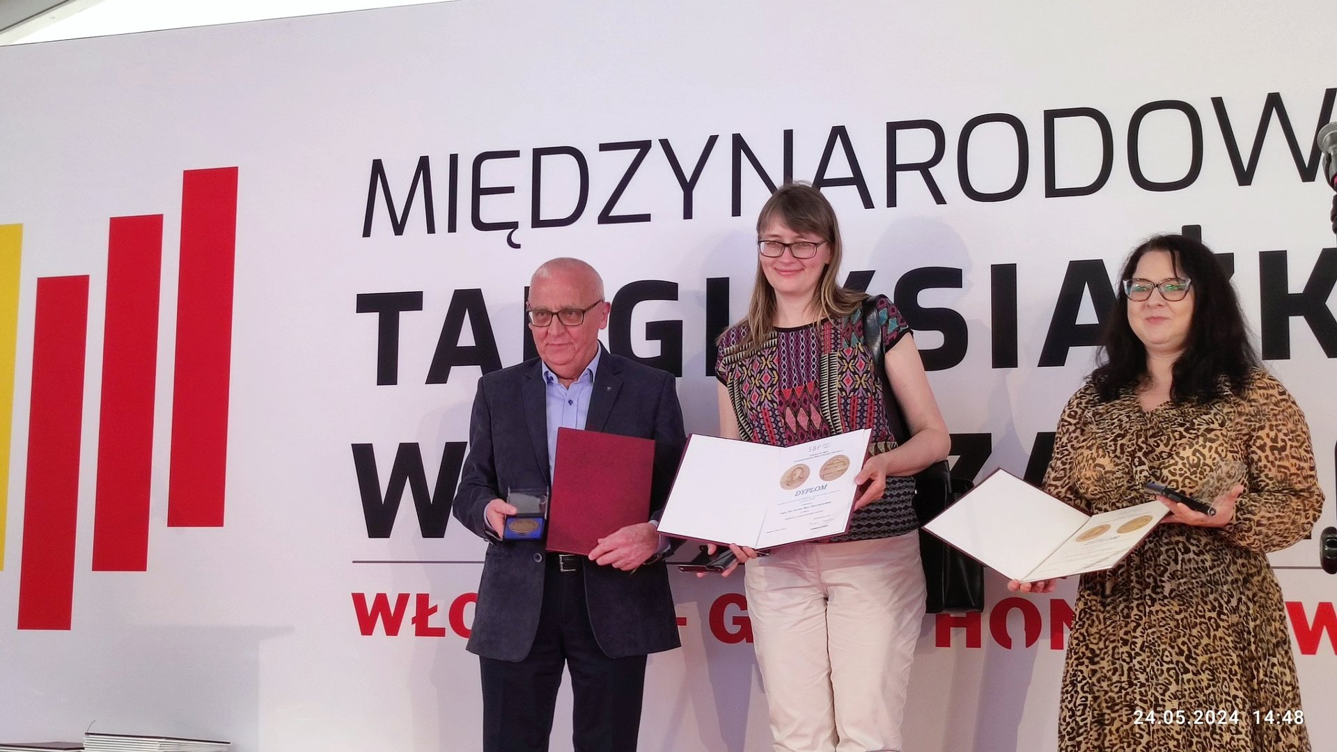 Laureaci Nagrody im. A. Łysakowskiego z dyplomami i pamiątkowymi medalami.