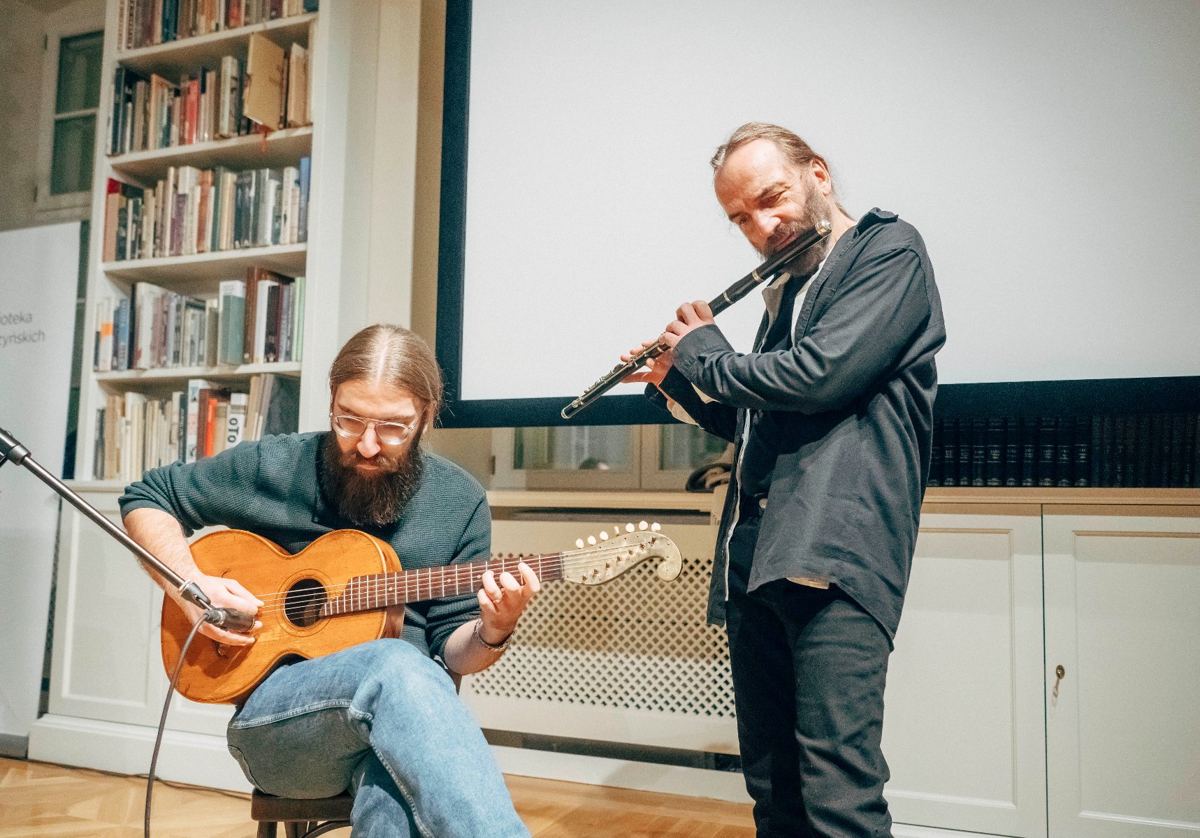 artyści grają na instrumentach, na flecie oraz na gitarze - grafika artykułu