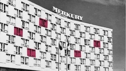 Zdjęcie okładki książki - czarno-białe zdjęcie hotelu Merkury, tytuł książki i nazwisko autorki.