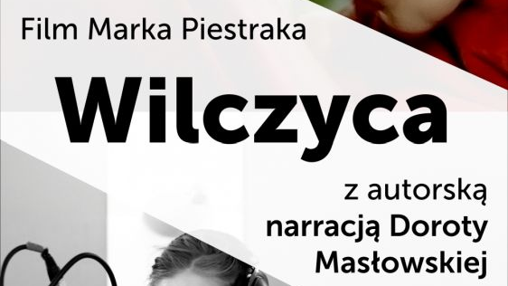 Plakat reklamujący seans "Wilczyca". W jego górnej części twarz szeroko uśmiechniętej jasnowłosej kobiety, bohaterki filmu, w dolnej części wizerunek Doroty Masłowskiej przy mikrofonie.