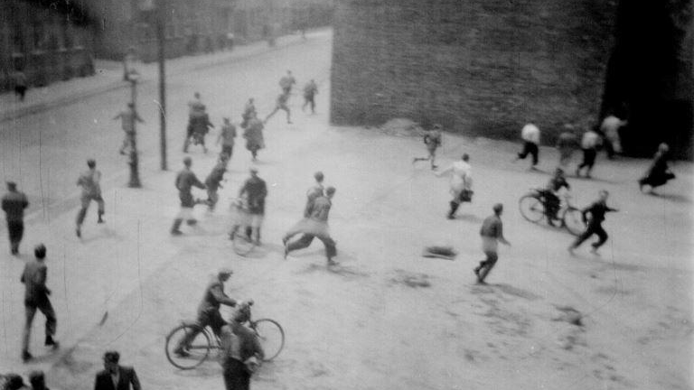 Ulica Kochanowskiego 28 czerwca 1956 roku godzina 13. Ludzie uciekający przed strzałami padającymi z gmachu UB.