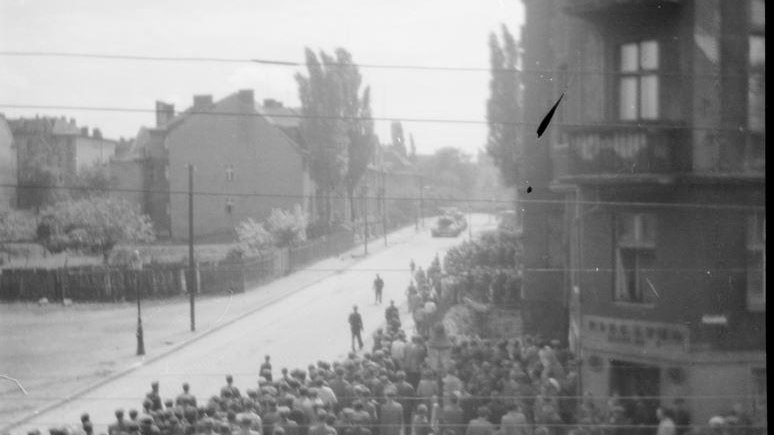 Ulica Kochanowskiego 28 czerwca 1956 roku godzina 13. Kolejne czołgi nadjeżdżają od strony ul. Kochanowskiego.