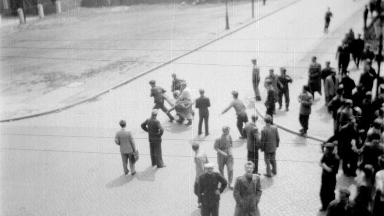 Ulica Kochanowskiego 28 czerwca 1956 roku około godziny 12.30. Ludzie niosą do szpitala ranną kobietę.