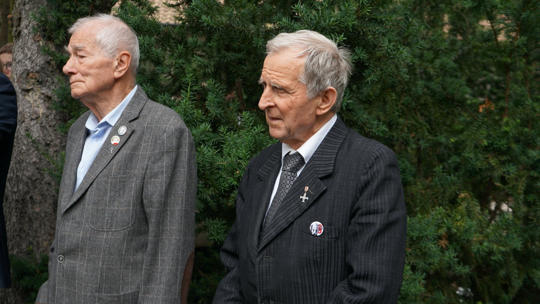 Zdjęcie przedstawia dwóch starszych mężczyzn.