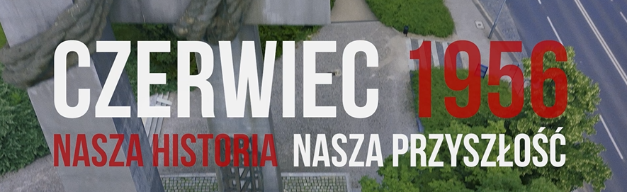Widok z góry na pomnik dwóch krzyży na placu Adama Mickiewicza w Poznaniu. Na zdjęciu wyświetla się biało-czerwony napis: "Czerwiec 1956. Nasza historia. Nasza przyszłość". - grafika artykułu