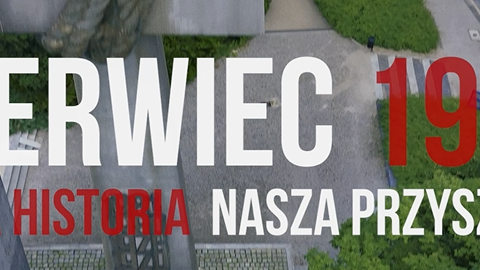 Widok z góry na pomnik dwóch krzyży na placu Adama Mickiewicza w Poznaniu. Na zdjęciu wyświetla się biało-czerwony napis: "Czerwiec 1956. Nasza historia. Nasza przyszłość".