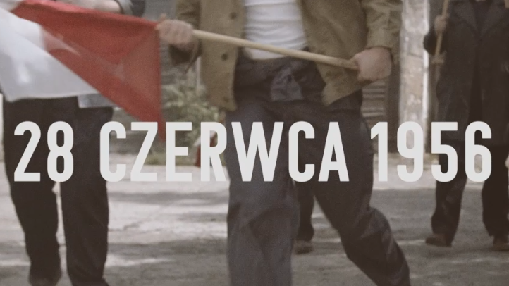 Mężczyzna biegnie trzymając w ręce flagę Polski. Za nim trzej mężczyźni idą pochodem i trzymają białe transparenty.
