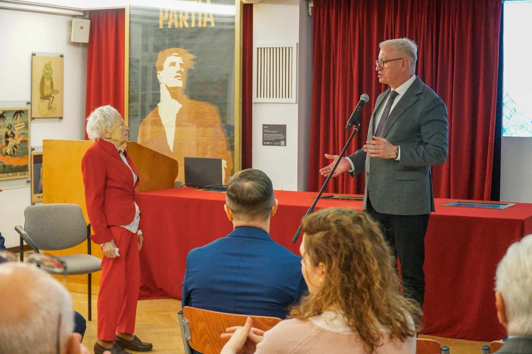 Na zdjęciu prezydent Poznania i jubilatka, stoją naprzeciwko siebie - grafika artykułu