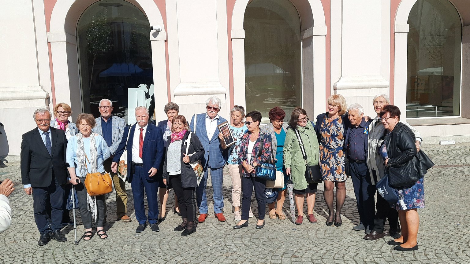 Miejska Rada Seniorów w Poznaniu i Krakowska Rada Seniorów - na dziedzińcu Urzędu Miasta Poznania, fot. Wanda Dziechciarz