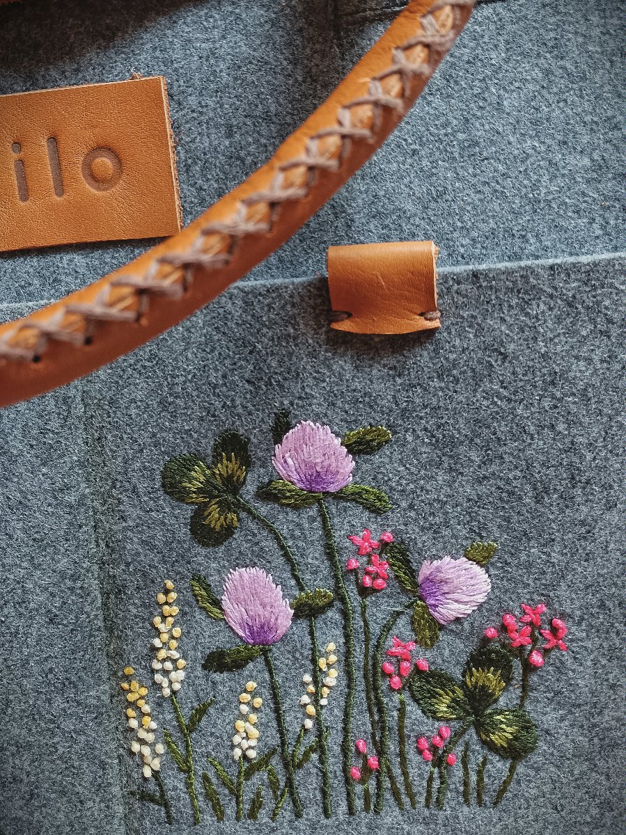 filcowa torba z wyhaftowanym kwiatowym wzorem - grafika artykułu