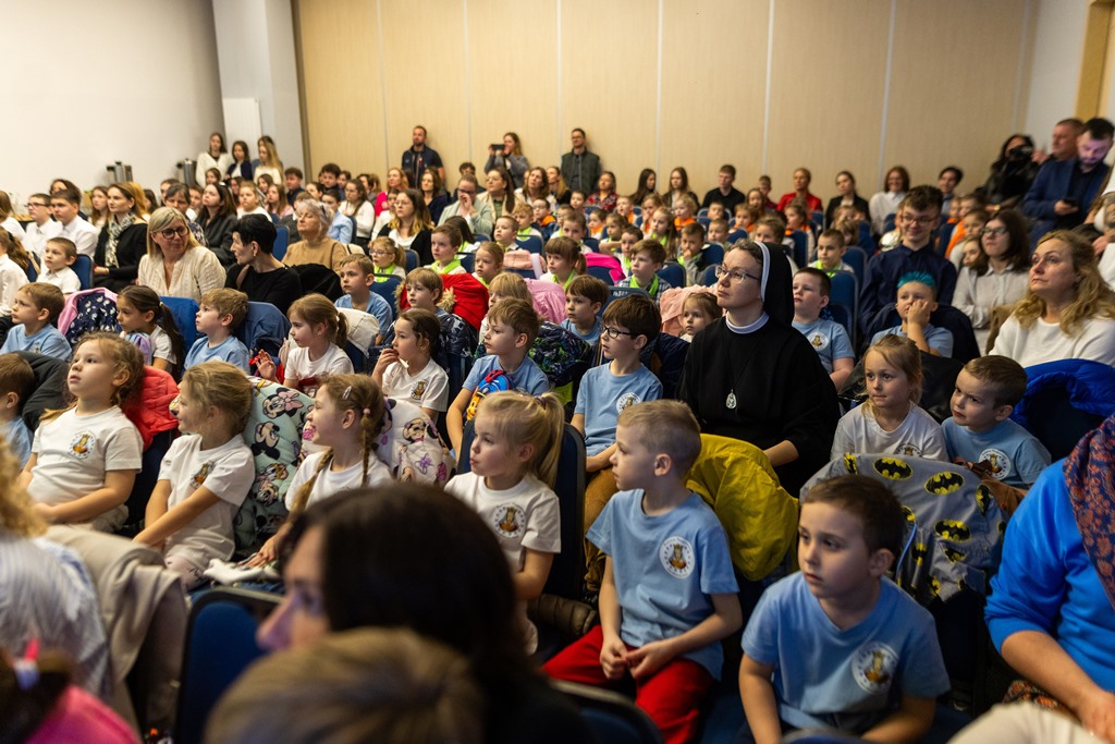 Na zdjęciu widać salę wypełnioną dziećmi i młodzieżą, uczestnikami tegorocznej gali finałowej konkursu EduPAk Polska - grafika artykułu