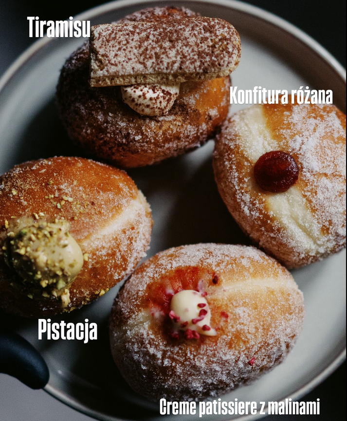 Pączki z konfiturą różaną, z nadzieniem pistacjowym, tiramisu czy creme patissiere z malinami. - grafika artykułu