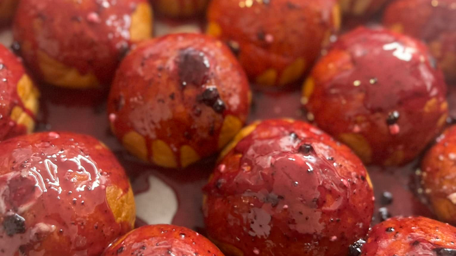 Paczki z maliną i kremem patissere z czarną porzeczką.