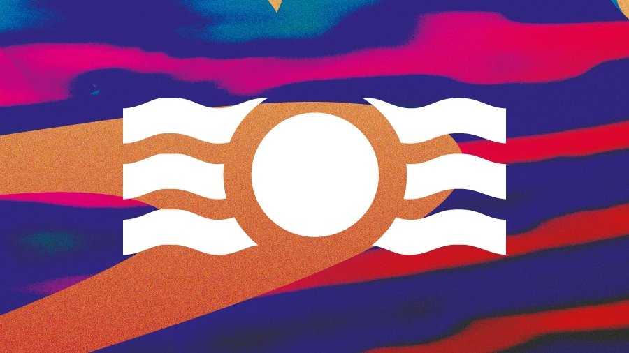 Logo festiwalu. Na kolorowym tle ikona, która przypomina słońce, które zachodzi na falach.