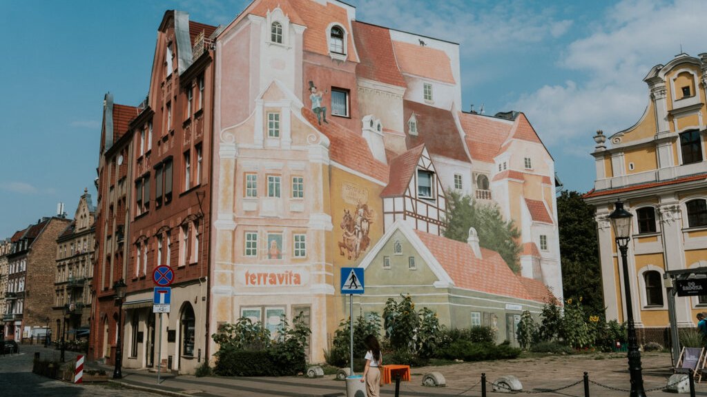 Na zdięciu jest mural na Śródce, które ukazuje postaci historyczne i kulturowe związane z Poznaniem, tworząc wyjątkową atmosferę w tej części miasta.