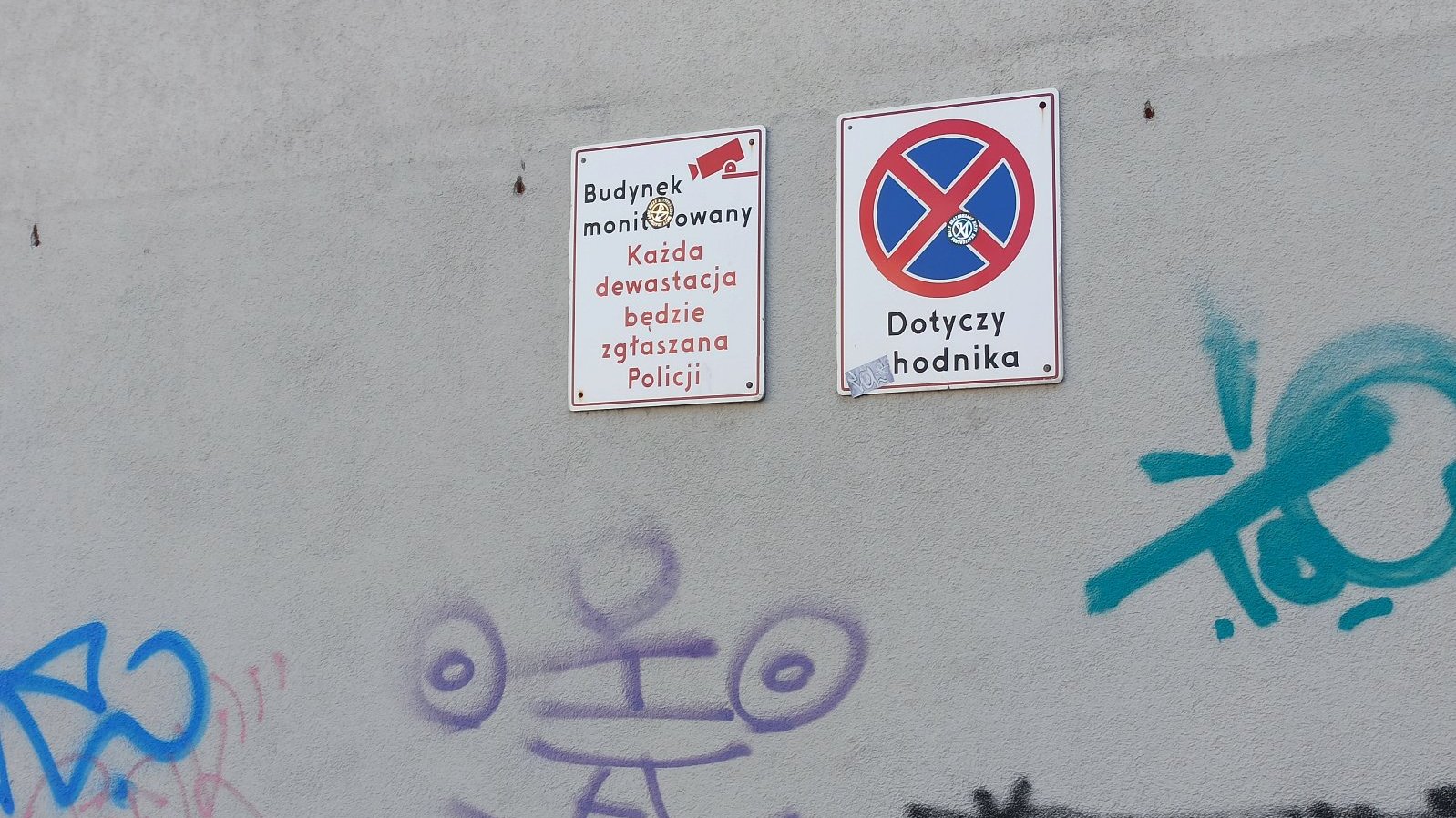 Znak na ścianie ostrzegający przed umieszczaniem graffiti na ścianach