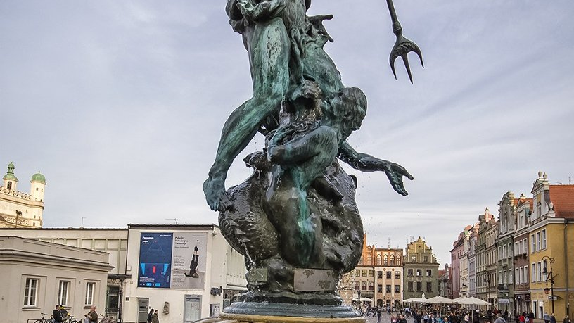 Zdjęcie przedstawia Neptuna, rzymskiego boga wody, deszczu i patrona podróżników morskich, trzymającego trójząb. Woda spływa po ciele boga. Fontanna znajduje się na Starym Rynku w Poznaniu.